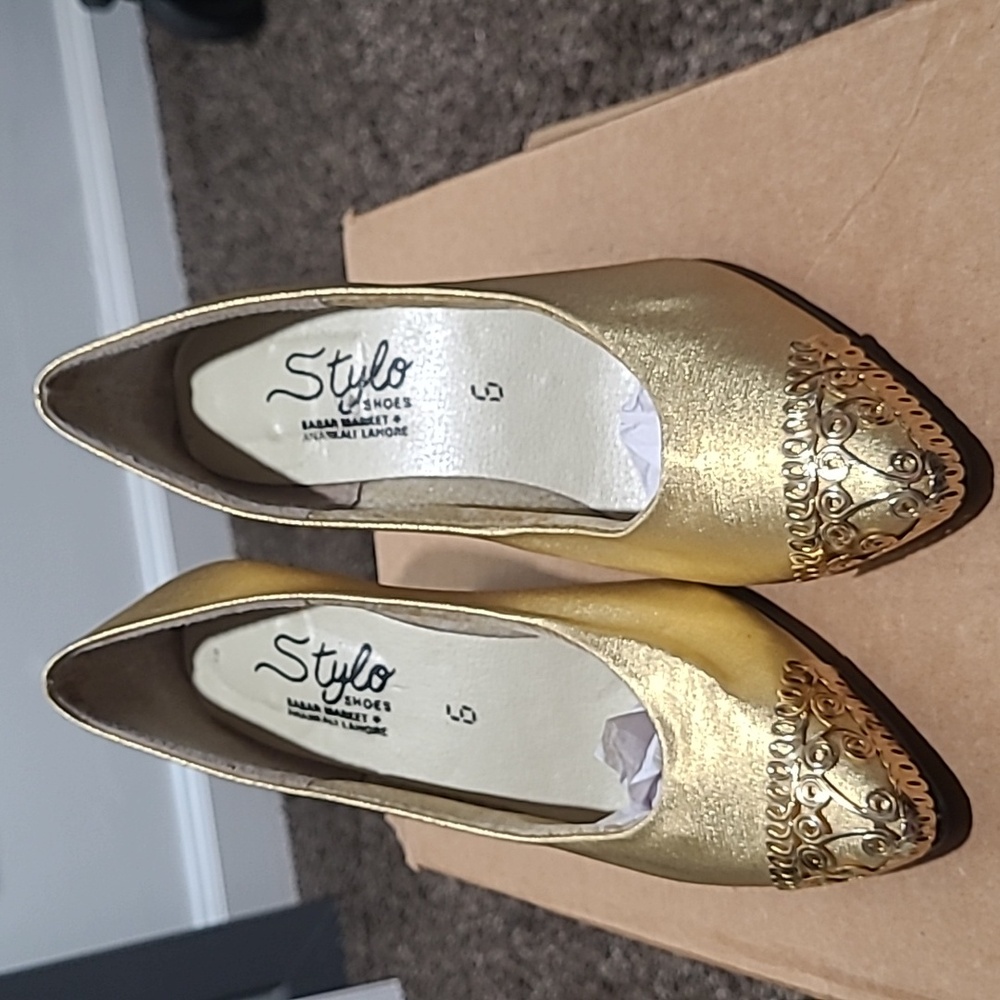 Stylo gold pumps